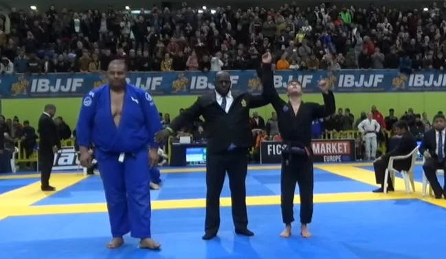 Faixa preta menor controlando adversário maior no Jiu-Jitsu